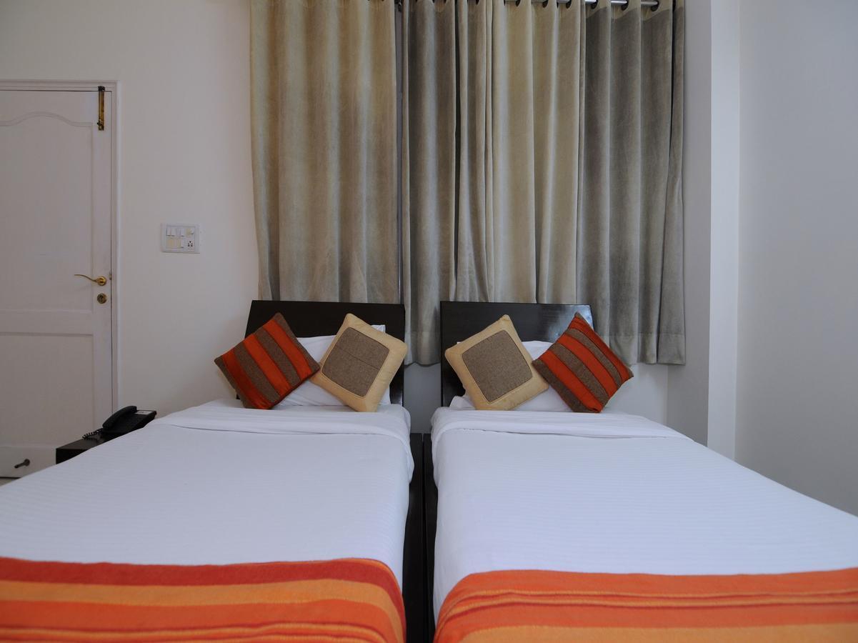 Hotel Mehra Residency At The Airport Neu-Delhi Exterior foto